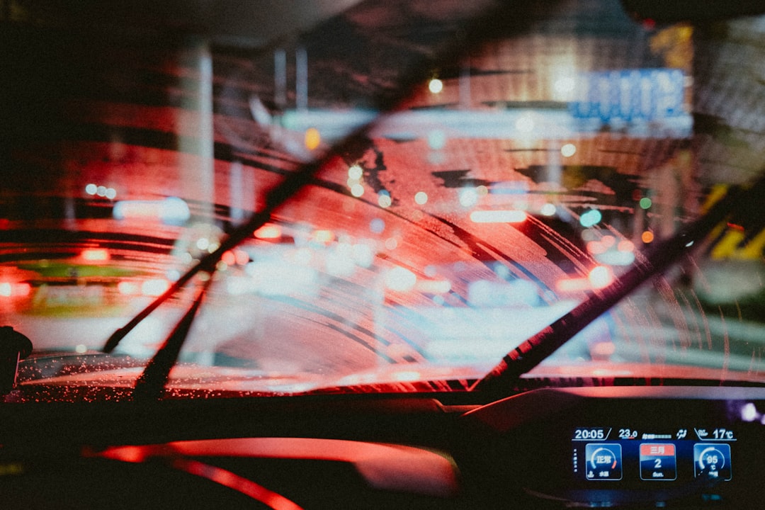 Photo Windshield crack tracking tool repair